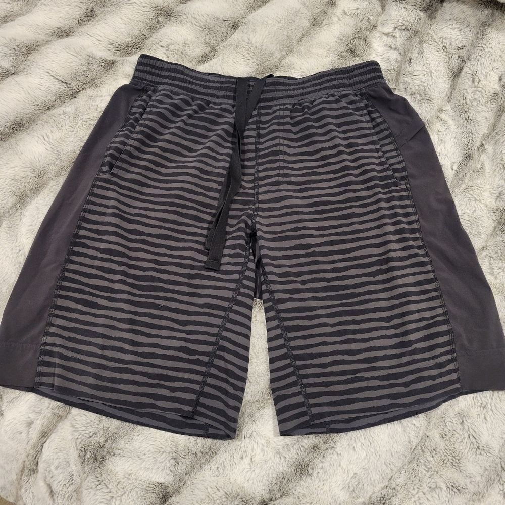 Lululemon T.H.E. Short 11” Linerless Black Gray Stripe Mens, Size L